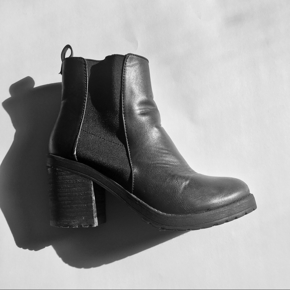 Black healed Chelsea boots